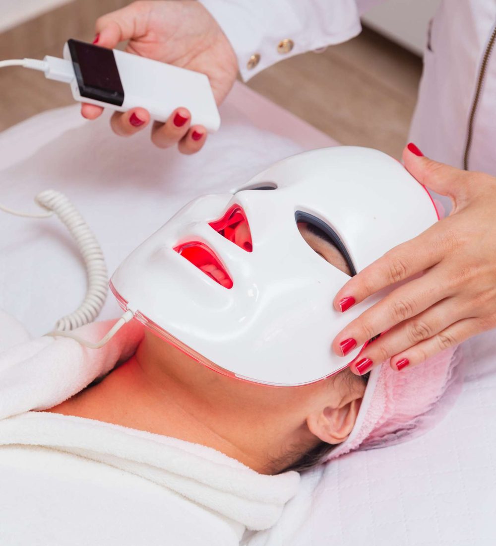 uso-de-mascara-uz-led-paciente-tratamento-estetico-relaxar-rejuvenescimento-facial-rosto-terapia-skin-care-procedimento-scaled